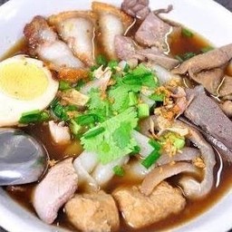 ก๋วยจั๊บหมูกรอบ