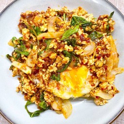 ข้าวไข่ระเบิด พริกเผา หอมใหญ่ โหระพา