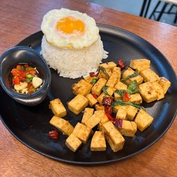 ข้าวกะเพราหมูยออุบล + ไข่ดาว