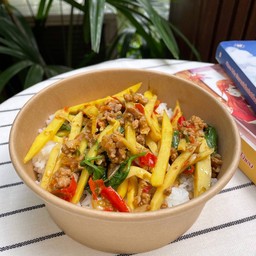 ผัดหน่อไม้ใบโหระพาหมูสับ ( พิเศษ )