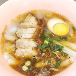 ก๋วยจั๊บน้ำข้นหมูกรอบ+ไข่