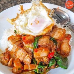 กะเพราหมูกรอบ ราดข้าว