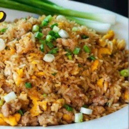 ข้าวผัดหมูสับ เสิร์ฟพร้อมกับน้ำซุป