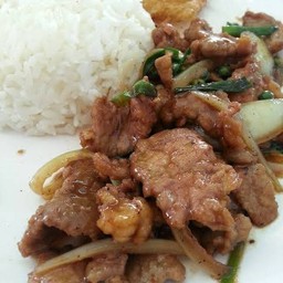 ผัดพริกไทยดำราดข้าว