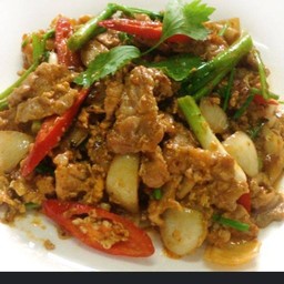 หมูผัดผงกะหรี่ราดข้าว