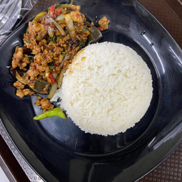 กะเพราไข่เยี่ยวม้า ราดข้าว