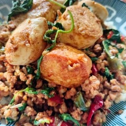 กระเพาหมูสับเต้าหู้ไข่