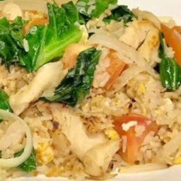 ข้าวผัดไก่ชิ้น เสิร์ฟพร้อมกับน้ำซุป