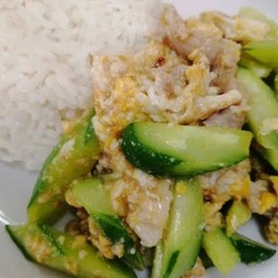 ข้าวผัดแตงกวาหมูสับ