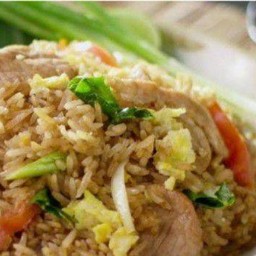 ข้าวผัดหมูชิ้น เสิร์ฟพร้อมกับน้ำซุป