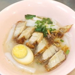 ก๋วยจั๊บน้ำใสหมูกรอบ