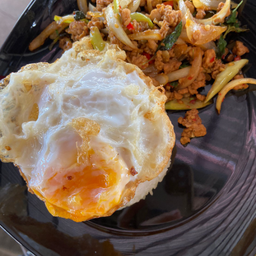 กะเพราหมูสับ ราดข้าว