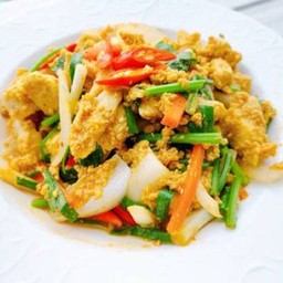 ไ่ก่ผัดผงกะหรี่ราดข้าว