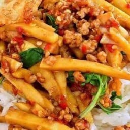 ข้าวผัดพริกแกงไก่หน่อไม้ดอง