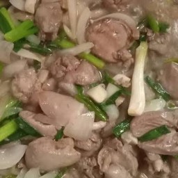 หมูผัดน้ำมันหอยราดข้าว