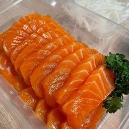 แซลมอนแล่สด(ชั่งพร้อมหนังก่อนแล่ ) 500 กรัม ทำเมนุฟรี