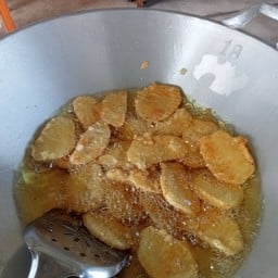 มันฝรั่งทอด ไส้กรอก ข้าวแตน