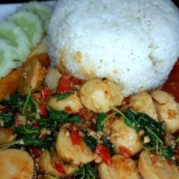 กะเพราลูกชิ้นปลา