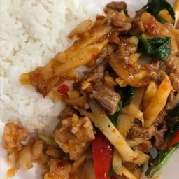 ข้าวผัดพริกแกงหมูสับหน่อไม้ดอง