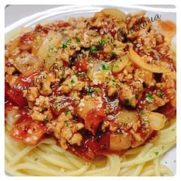 สปาเก็ตตี้ ซอสแดง (ไก่สับ หรือ หมูสับ)