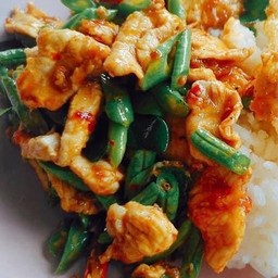 ข้าวผัดพริกแกงไก่