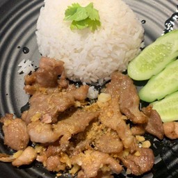 หมูทอดกระเทียม ราดข้าว ฟรี ไข่ดาว