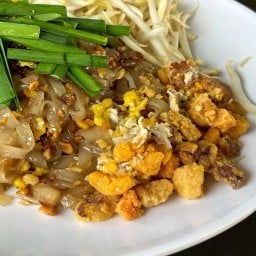 ผัดไทยเอ็กซ์เพรส หน้าศาล ตลาดโต้รุ่งหน้าศาล ชลบุรี