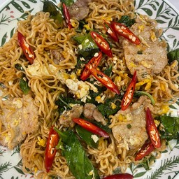 ผัดมาม่าต้มยำใส่ไข่