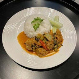 ข้าวราดแกงเผ็ดมะเขือ