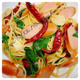 สปาเก็ตตี้ ผัดพริกแห้งไส้กรอก