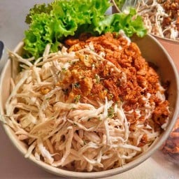 หมี่ไ่ก่ฉีกรักแม่ หมี่คลุกกากหมูโบราณ สาขาต้นตำรับ