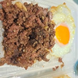ผัดกระเทียมพริกไทยเนื้อวัวสับ(โคขุน)ราดข้าว