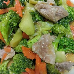 ผัดบล็อกโคลี่ ดอกกะหล่ำ ใส่หมู