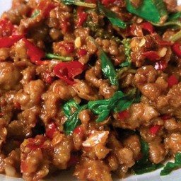 กะเพราเนื้อสับราดข้าว