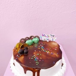 เค้กนมสดราดช็อกโกแลตป้ายแฮปปี้เบิร์ดเดย์