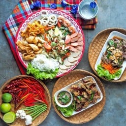 ร้านเจ้หลอด ผัดไท หอยทอดกระทะร้อน สาขาหนองครก