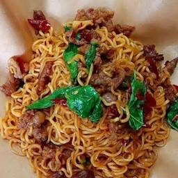 มาม่าเนื้อเปื่อยผัดกะเพราพริกแห้ง