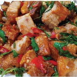 กระเพราหมูกรอบ กับข้าว