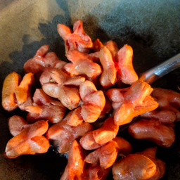 ไส้กรอกแดงทอด