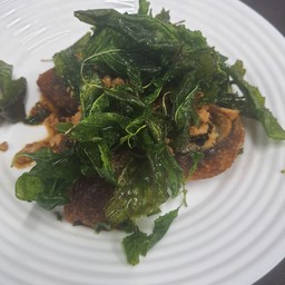 ไข่เยี่ยวม้ากะเพรากรอบ