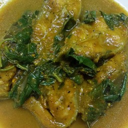 แกงคั่วปลาดุกใบยี่หร่า