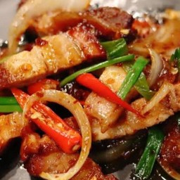 ข้าวหมูกรอบผัดพริกเผา