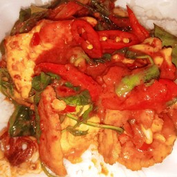 ผัดพริกเผาไก่กรอบราดข้าว