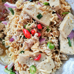 ยำมาม่าหมูสับ หมูยอ (ใส่ผงมาม่า)
