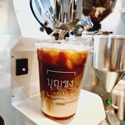 ลาเต้น้ำตาลโตนดเย็น