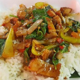 หมูสามชั้นผัดพริกแกงราดข้าว