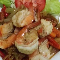 ผัดขิงอ่อนใส่กุ้งราดข้าว