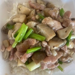 ผัดเห็ดฟางหมูราดข้าว