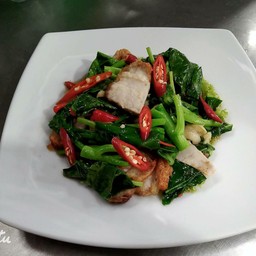 คะน้าหมูกรอบ