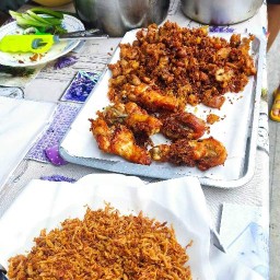 อัซสลานไก่ทอดกระเทียมพริกไทย